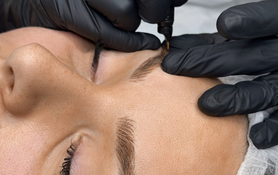Gros plan sur un sourcil travaillé poil à poil